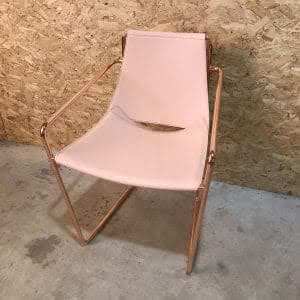 Stoel Apelle in rose goud en leren huid in poeder rose - Afrit 29