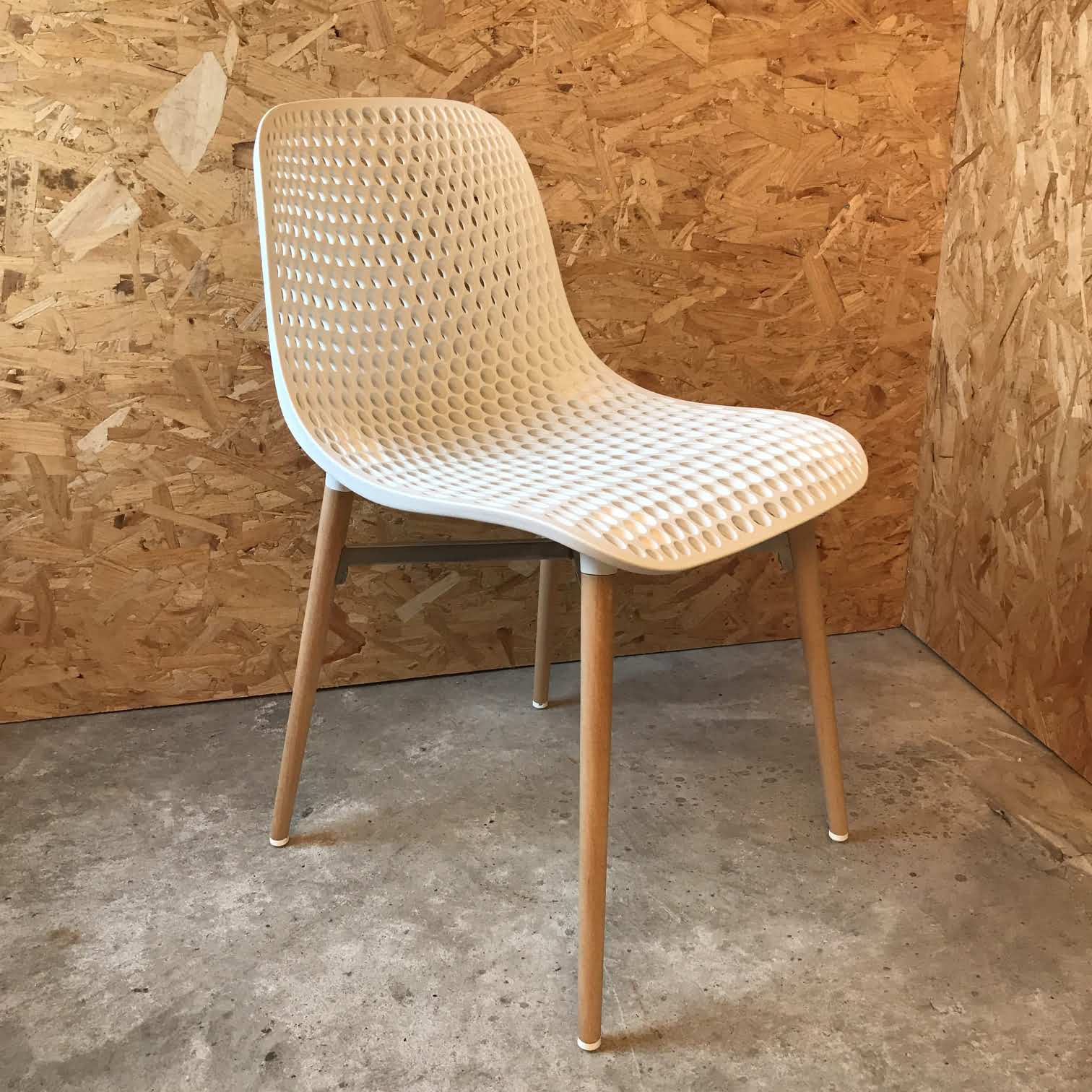 29 - Next eetkamer stoel polyamide kunststof houten aluminium versteviging - Infiniti aanzicht voor rechts - Afrit 29 Sint-Oedenrode