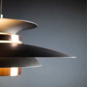Hanglamp Potenza zwart en koper sfeerfoto.