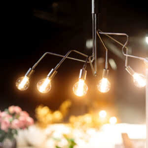 Hanglamp Viper 6 lichts sfeerfoto felwarm.