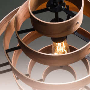 Hanglamp Walnut met 7 ringen foto dichtbij.