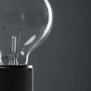 Piston Base tafellamp chroom en zwart foto dichtbij.