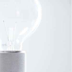 Piston Base tafellamp chroom en wit foto dichtbij.
