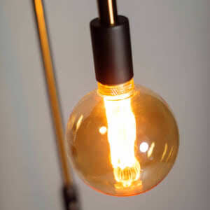 Pike vloerlamp goud met zwarte details foto dichtbij 2.