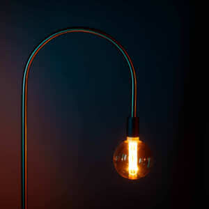 Pike vloerlamp goud met zwarte details sfeerfoto.