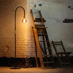 Pike vloerlamp zwart met gouden details sfeerfoto.