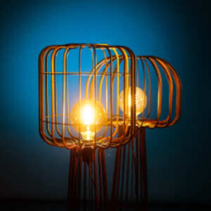 Steve Curvy vloerlamp recht sfeerfoto 1.