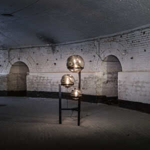 Vloerlamp Orb hoogte van 140 cm en 3 bollen met verschillende grootte sfeerfoto.
