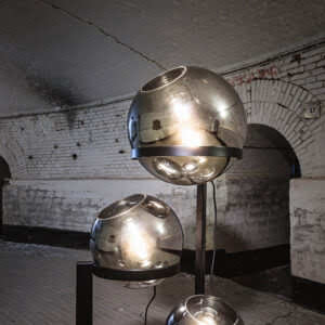 Vloerlamp Orb hoogte van 140 cm en 3 bollen met verschillende grootte foto dichtbij.