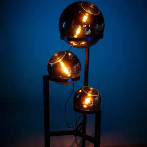 Vloerlamp Orb hoogte van 140 cm en 3 bollen met verschillende grootte sfeerfoto 2..