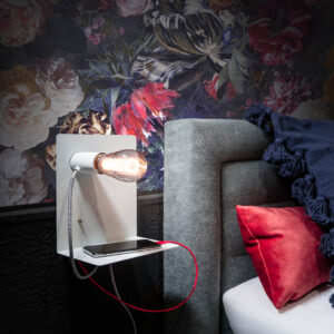 Magneto wandlamp wit sfeerfoto.