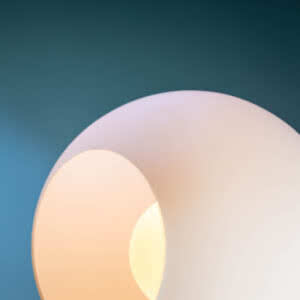 Sfeerfoto Tafellamp Orb Opaal met een diameter van 25 centimeter.