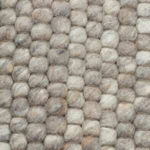 Vloerkleed in de kleur 831 staal.