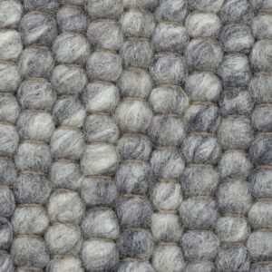 Vloerkleed in de kleur 835 staal.