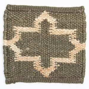 Vloerkleed Token in de kleur green natural.